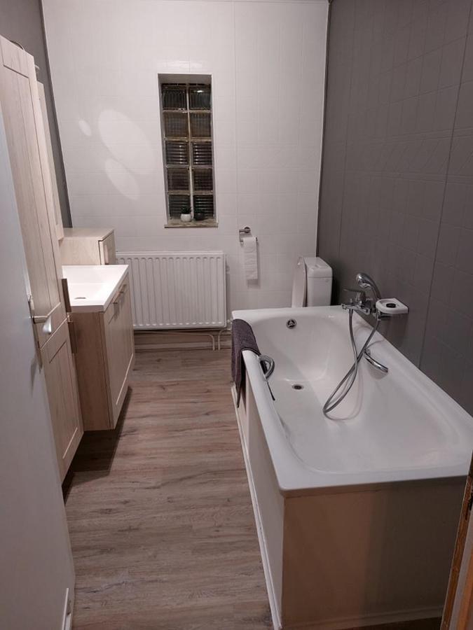 Aux Trois Petits Cochons Apartment Hotton Exterior photo